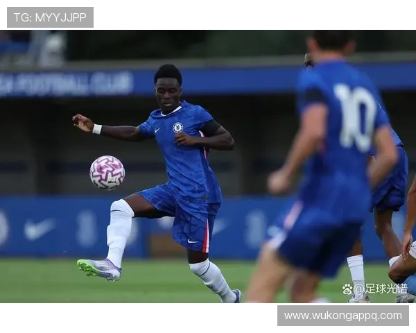 切尔西防线整体站位问题频现,当前阶段稳定性面临考验,防守表现受限