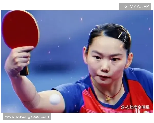 何卓佳穿名牌直播间里还蹲地，感觉和明星尬，富贵貌到底藏哪儿？