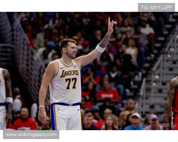 东契奇靠挡拆单打制造错位，单打效率优于约基奇