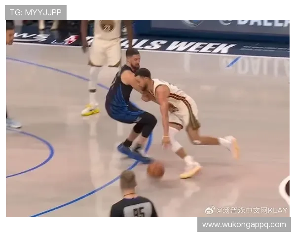 汤普森与库里无球跑动拉开空间，恢复高效三分