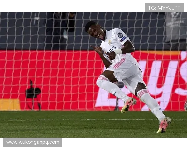 维尼修斯踢球独不独？进攻选择与团队协作的平衡探讨