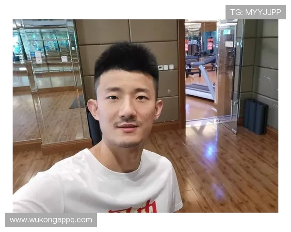 谌龙训练间刷出的水杯,比我这月工资还贵?这生活细节也太明星了吧 谌龙训练间刷出的水杯,比我这月工资还贵?这生活细节也太明星了吧
